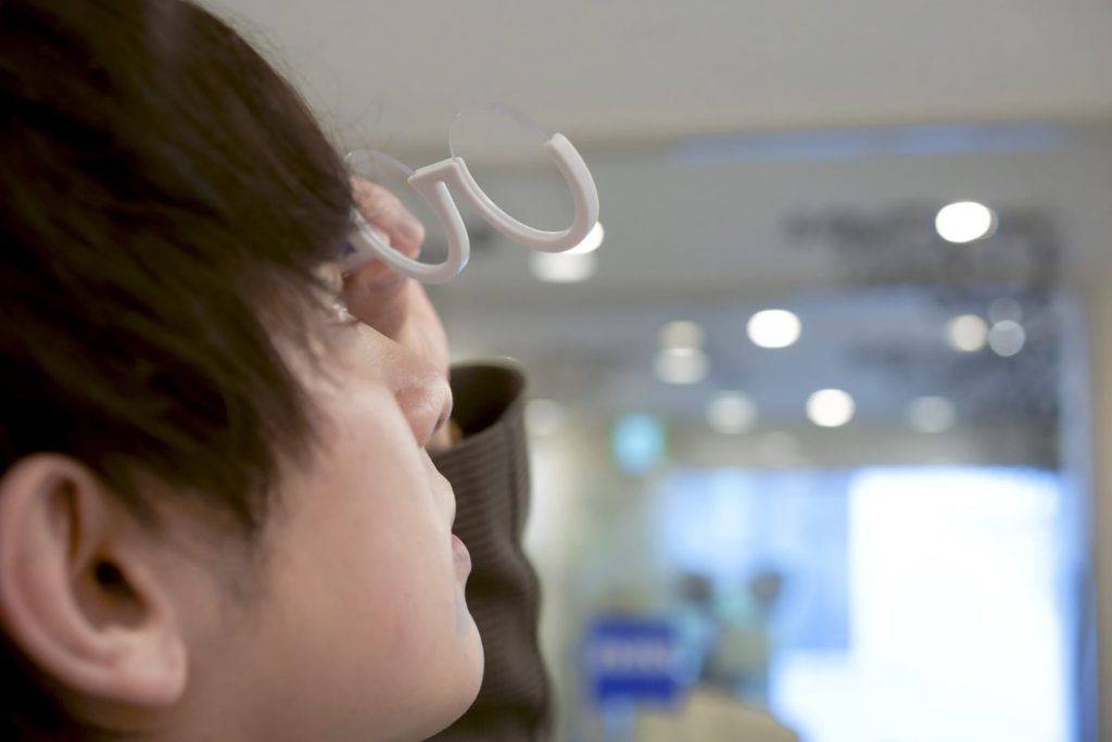 「ZEISS DriveSafe Lens」を通すと周囲の光が軽くなり、目の負担が減る感覚があります!
